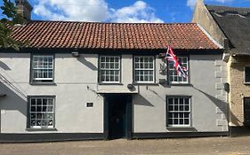 Stylish Historic Apartment - Sleeps 3 & Parking